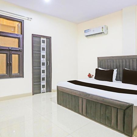 Hotel O Redbull Inn Ґурґаон Екстер'єр фото