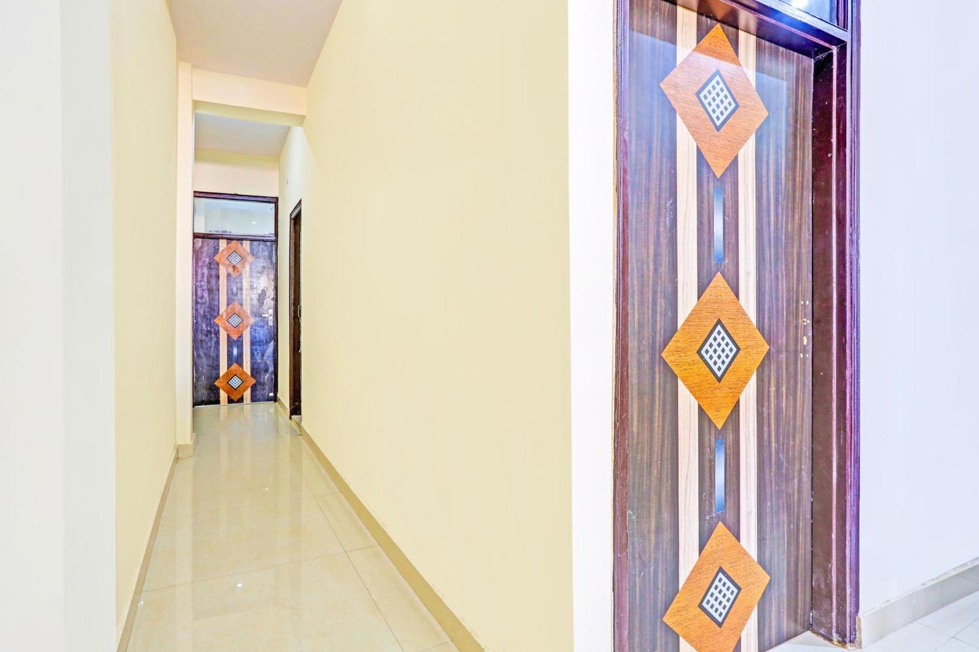 Hotel O Redbull Inn Ґурґаон Екстер'єр фото