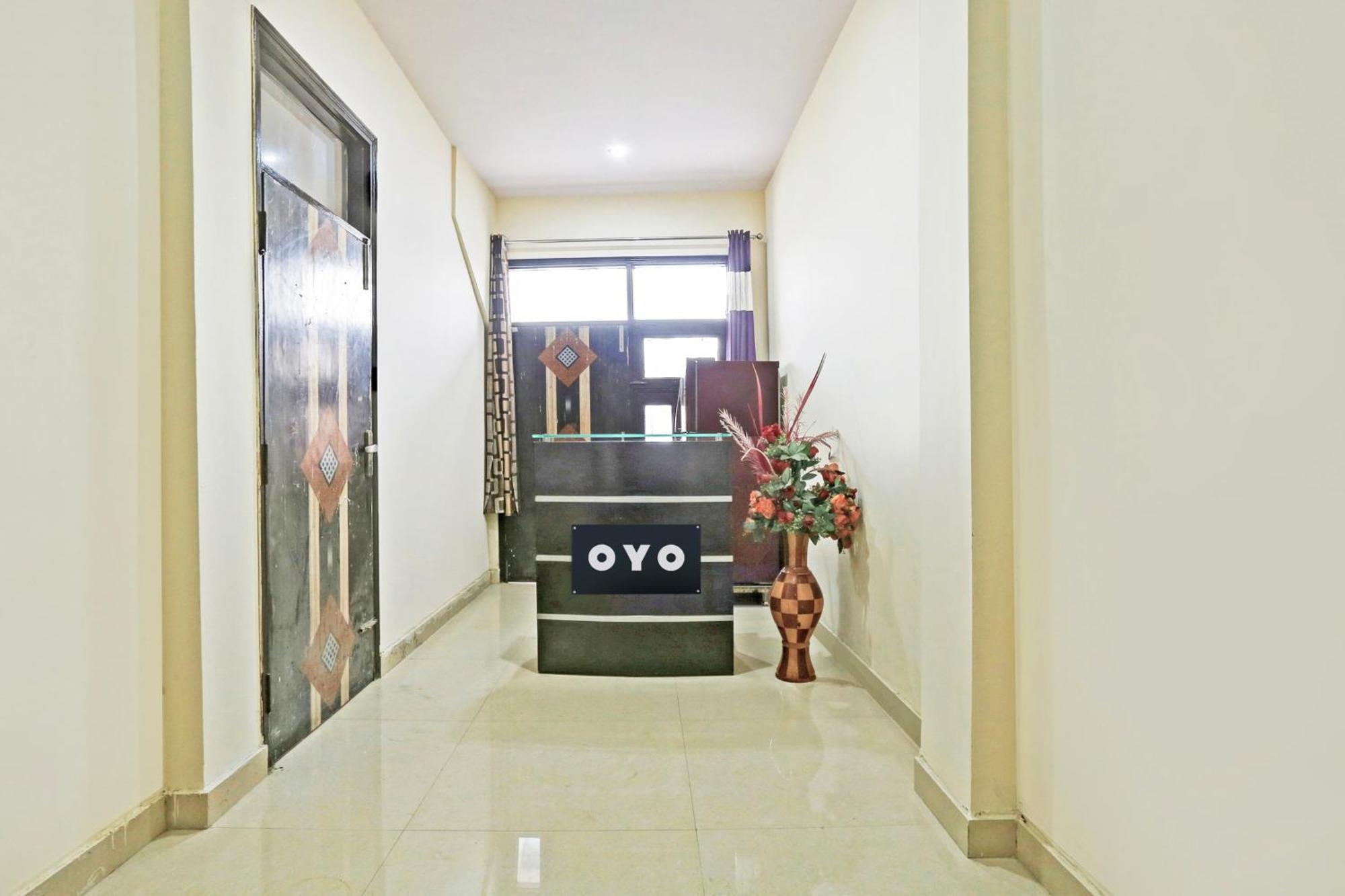Hotel O Redbull Inn Ґурґаон Екстер'єр фото