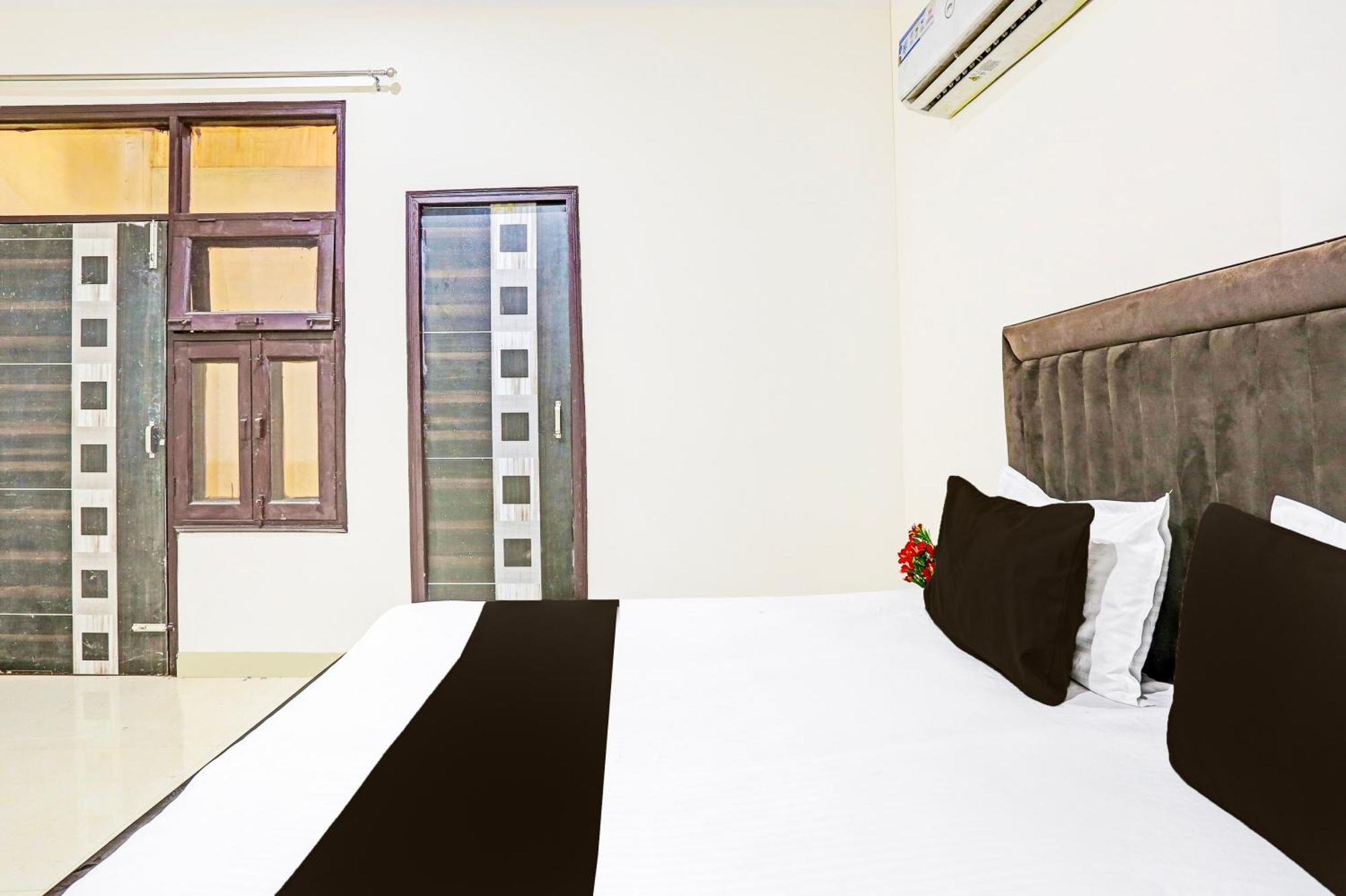 Hotel O Redbull Inn Ґурґаон Екстер'єр фото