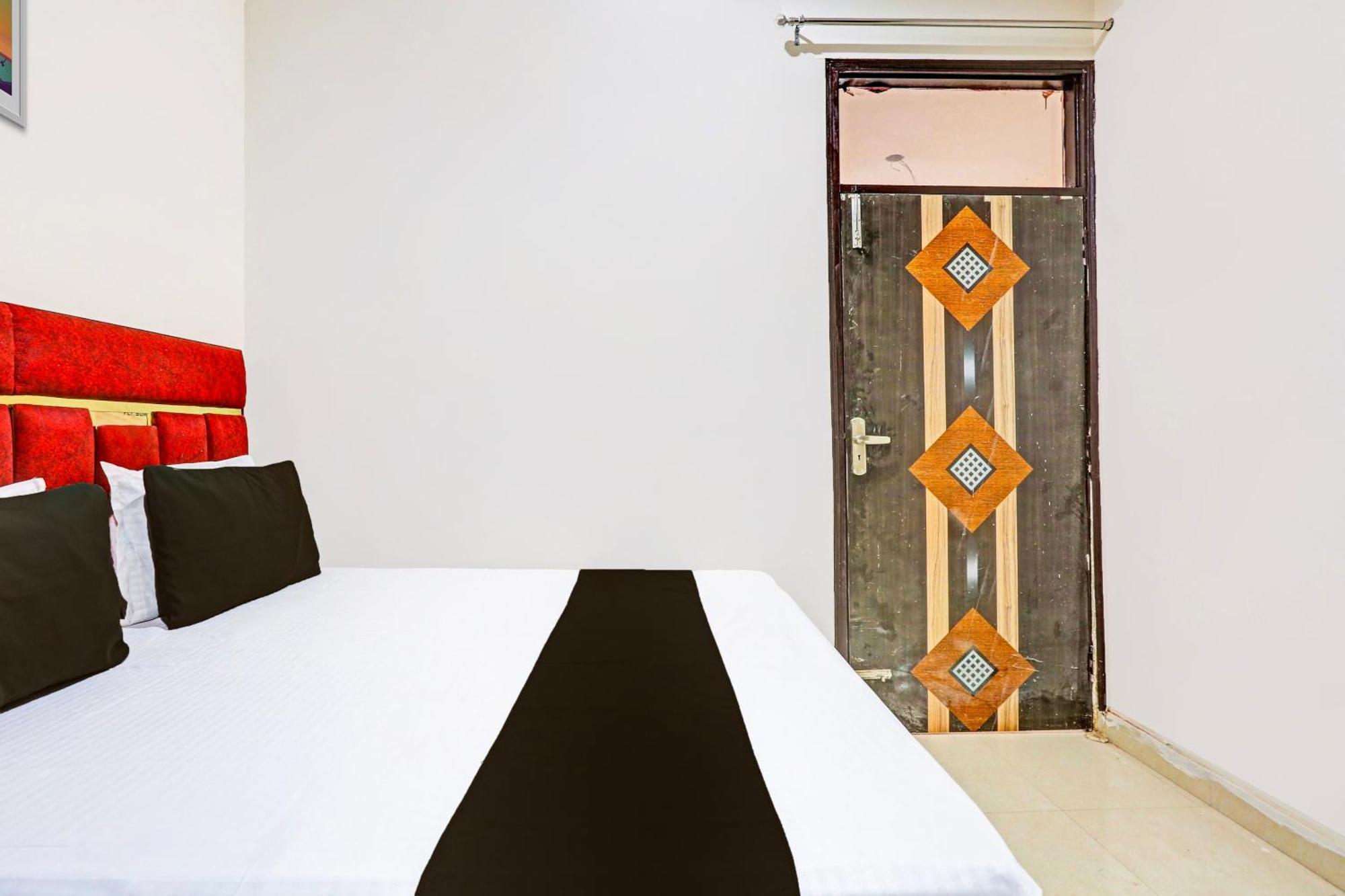 Hotel O Redbull Inn Ґурґаон Екстер'єр фото